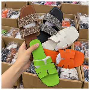 Chanclas de PU baratas para mujer, sandalias casuales de verano para la playa, con suela de PVC, venta al por mayor - Product Image 4