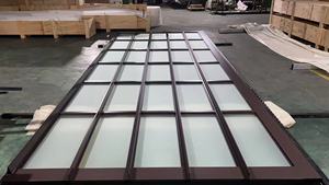 <span class=keywords><strong>Porte</strong></span> <span class=keywords><strong>de</strong></span> <span class=keywords><strong>garage</strong></span> sectionnelle moderne et étanche avec fenêtres en verre teinté noir Cadre en aluminium brun Surface finie pour villas - Product Image 4