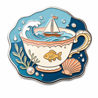 Épinglette en émail souple Teacup Ocean, bateau à voile antique, perle, pour badge métallique de design, bord plaqué argent, cadeau de collection