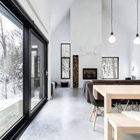 Villa préfabriquée moderne de luxe en acier léger avec toit triangulaire, 3 chambres, structure en acier, design élégant
