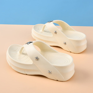 Guru Tongs compensées pour femme, blanc cassé, en EVA respirant et antidérapant, sandales d'été pour la plage - Product Image 4