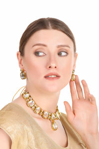 Parure de mariée en laiton d'inspiration luxueuse, collier, boucles d'oreilles, Maang Tikka, zircon, détails perlés traditionnels, pour mariage, fiançailles et soirées - Product Image 4