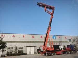 Plataforma Elevadora Hidráulica Roja de 35 m de Altura, Equipo de Construcción para Tareas de Gran Altura - Product Image 1