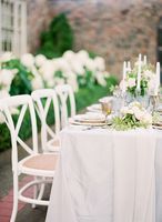 Mobilier d'extérieur couleur bois naturel Salle à manger Restaurant Hôtel Chaise de banquet de mariage à dossier croisé en plastique empilable Plus