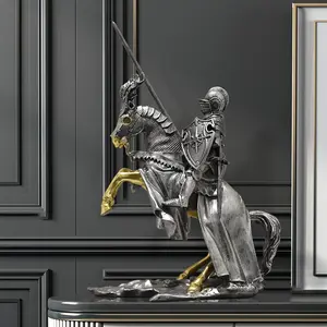 새로운 도착 북유럽 왕실 기사 동상 중세 갑옷 기사 말 수지 동상 고대 로마 군인 입상 조각