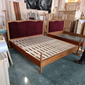 <span class=keywords><strong>Letto</strong></span> Matrimoniale in Legno Massello Stile <span class=keywords><strong>Francese</strong></span> Vintage con Testiera in Velluto Bordeaux e Quattro Montanti - Product Image 4