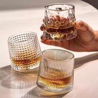 200ml Creative Rocking Whisky Liquor Glass Mug Set Vertical Line Premium Slanted Round Bottom Whisky Glass Cup avec Base en bois