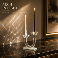 Support à bougies en verre à double bras avec base en marbre, tube transparent en forme de U, coupelles à facettes carrées, bougies coniques blanches en spirale dorée, décoration d'intérieur