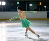 Robe de patinage artistique vert menthe à col en V et manches longues, avec découpe ovale et dos ouvert, pour filles adultes, compétition et performance