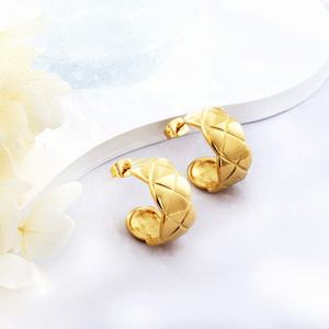 ต่างหูแฟชั่นแบบหนีบ ดีไซน์เกลียว ไม่ก่อให้เกิดอาการแพ้ ชุบทอง 18k ต่างหูห่วงหนาสำหรับผู้หญิง - Product Image 5