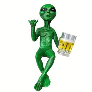 Figura de Resina de Extraterrestre Verde con Jarra de Cerveza - Adorno de Escritorio con Temática de Ciencia Ficción para Bar, Garaje, Jardín, Decoración de Fiestas, Regalo, Venta al por Mayor - Product Image 5