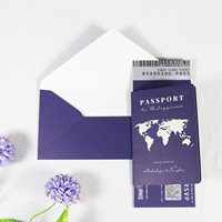 Ensemble d'invitations de mariage personnalisées violettes avec carte du monde, billet d'embarquement et carte RSVP – Kit d'invitation pour mariage à destination