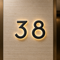 Letras Retroiluminadas con Bordes Redondeados, Letreros LED para Negocios con Acrílico Transparente y Luz Cálida para el Vestíbulo de un Apartamento Moderno
