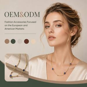 Collar de Joyería Diaria Elegante para Mujer, con Cadena de Cuentas Chapada en Oro, Tres Circonitas Cúbicas Azules Cuadradas y Múltiples Dijes, Venta al Por Mayor Personalizada - Product Image 1