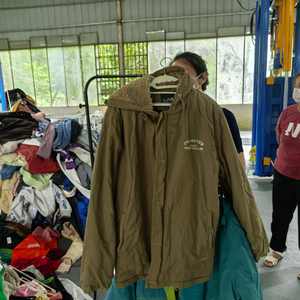 W12 Abbigliamento Invernale da Uomo di Seconda Mano di Alta Qualità, Lotto Misto di Cappotti Spessi, Giacche Invernali e Piumini Usati all'Ingrosso - Product Image 3