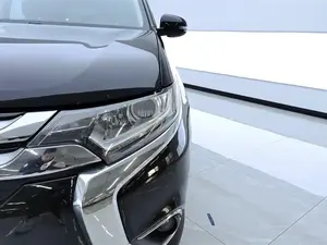 Véhicule d'<span class=keywords><strong>occasion</strong></span> en excellent état, en promotion : Mitsubishi Outlander <span class=keywords><strong>Essence</strong></span> 2018, 4 cylindres, 7 places, sièges en cuir, conduite à gauche - Product Image 4