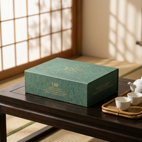 Boîte rigide magnétique de luxe personnalisée en vert céladon, en forme de livre, avec estampage nuage doré sur mesure