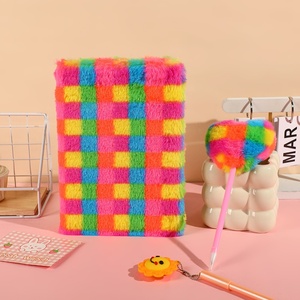 Cuaderno de Tapa Dura con Diseño de Arcoíris A5, Juego de Bolígrafos de Peluche, Regalo para el Día de San Valentín, Cuaderno para Estudiantes, Popular en Instagram - Product Image 3