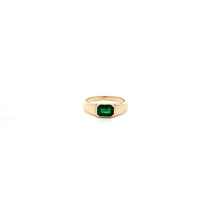 Anillo de sello de oro amarillo con corte esmeralda, elegante anillo de sello con una piedra central única en un tono verde vibrante. - Product Image 1