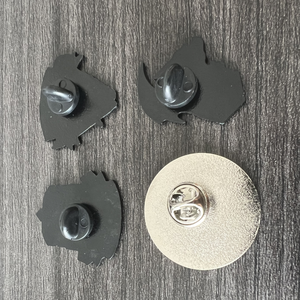 Venta al por mayor buena Stock Metal DND esmalte Pins personalizado impreso 30mm troquelado broche medallas imán Anime juego mazmorras dragones gorras - Product Image 6