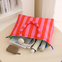 Sac de toilette de voyage personnalisé en gros, écologique, rayé, rétractable, rembourré de duvet, tendance