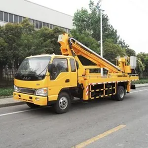 O caminh O telescopic Pico de 18M montado na platafra de trabalho A REO