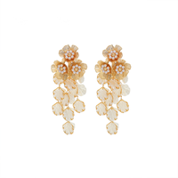 Anting-anting gantung berumbai kelopak bunga berlapis emas 18K, imitasi mutiara, perhiasan pernyataan untuk pesta pernikahan wanita