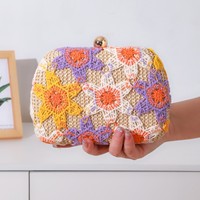 Pochette polyvalente de plage en tricot ajouré à motif floral, style pastoral, avec fermeture à chaîne et dragonne en PP tressé, collection Printemps-Été 2026 pour femme