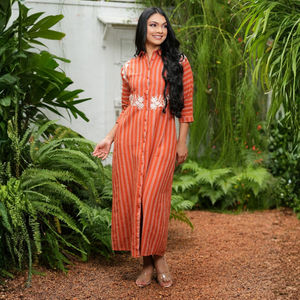 Vestido Camisero Maxi de Algodón y Lino con Rayas Naranjas, Duradero y de Lujo, Casual para Mujer, La Vivente, Manga 3/4, Moderno y Femenino - Product Image 4
