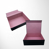 Maßgefertigte Geschenkbox aus Recyclingmaterialien mit Glänzendem Schwarz-Rosa Luxus-Logo, Matt Bedruckt, Magnetverschluss, Faltbar, Stabile Papierbox für Socken