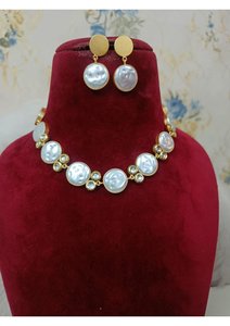 Elegante conjunto de collar ovalado chapado en oro con pedrería Kundan para mujer, con acabado similar a la perla blanca, joyería étnica nupcial. - Product Image 2