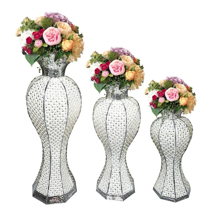 パールとローズの高級スタイルで装飾された白と銀のモザイクグラスファイバー花瓶