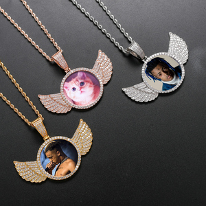 Medaglioni di memoria personalizzati con ciondolo con foto collana con ali d'angelo <span class=keywords><strong>nome</strong></span> inciso 14K con zircone cubico collana con foto gioielli Hip Hop - Product Image 1