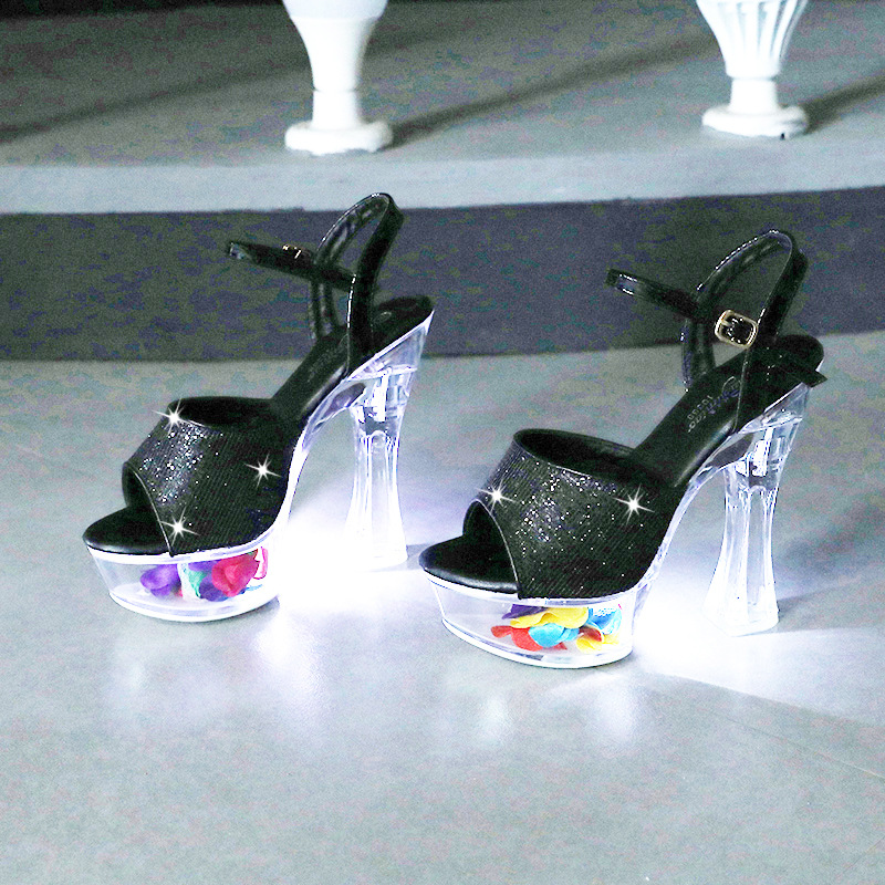 Nero con fiori splendenti