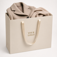 Sac en papier de luxe robuste avec poignée en ruban satiné et autocollants en papier de soie personnalisés pour boutique de vêtements