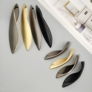 Juego <span class=keywords><strong>de</strong></span> tiradores <span class=keywords><strong>de</strong></span> metal negro y dorado simétricos para cajones, muebles, armarios y guardarropas - Product Image 2
