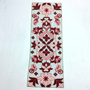 Chemin de table en tissu durable et écologique, de forme personnalisée, brodé à la main avec un design floral chinois traditionnel de luxe - Product Image 1