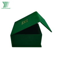 Boîte à bijoux en carton de luxe écologique en velours vert avec logo estampé or brillant, matériaux recyclés, fermeture magnétique et insert en mousse