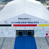 Grande tente d'exposition extérieure robuste en aluminium et PVC, à structure libre, pour salons professionnels et événements commerciaux