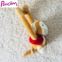 Singe en peluche magnétique en gros, singe à longues jambes avec veste rouge