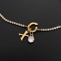eManco Kleiner Kursiv-Schriftzug 'a' Anhänger Runder Klarer Zirkon Sternzeichen Strass Edelstahl Personalisierter Initialen-Schmuck
