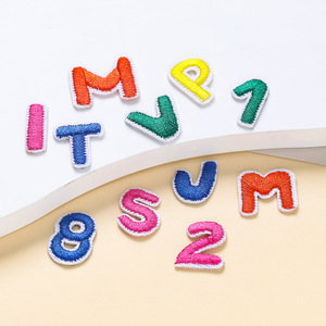 Mini patchs brodés alphabet anglais, chiffres et lettres à thermocoller, accessoires de bricolage, étiquettes en feutre non tissé - Product Image 3