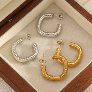 Pendientes de aro geométricos en forma de C de acero inoxidable chapados en oro para mujer, joyería de moda. - Product Image 1