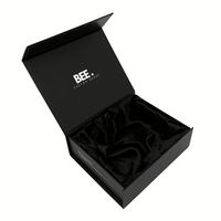 Caja de regalo magnética de lujo, Asa de cinta de embalaje, logotipo personalizado plegable, papel de cartón rígido duro, inserto de ropa negro y rosa