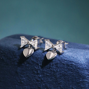 ต่างหูมอยส์ซาไนต์ทรงโบว์ ดีไซน์คลาสสิก ทันสมัย ชุบทองคำขาว ประดับเพชร 3 ขา จากเทียนหยู เจมส์ - Product Image 5