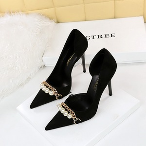 Chaussures à talons très hauts en daim, style européen et américain, à bout pointu, avec chaîne en métal perlée et découpes latérales - Product Image 1