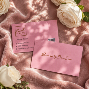 นามบัตรกระดาษพิเศษสีชมพูหรูหรา พิมพ์ฟอยล์ทอง พร้อมคิวอาร์โค้ด สำหรับแบรนด์ร้านเสริมสวย  โลโก้สั่งทำได้ - Product Image 1