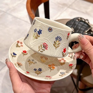 Ensemble de tasses à <span class=keywords><strong>café</strong></span> en céramique durable avec incrustation dorée florale et texture en relief pour le service de boissons dans les cafés et les restaurants - Product Image 1
