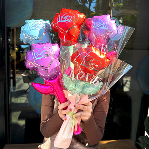 Ballon en aluminium en forme de bouquet de roses Cadeau en plastique pour mère amante ou petite amie pour les propositions de mariage ou les événements du centre commercial - Product Image 1