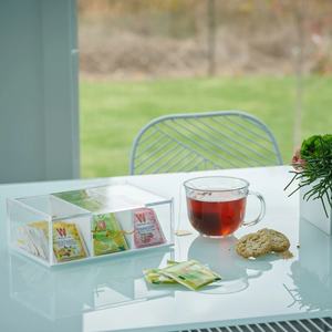 Moderno y elegante bloque de lucita transparente con motivos judaicos de Janucá. Menorá acrílica con aceite y jarrón para flores - Product Image 1